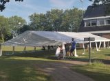 Opbouwen tent op sportpark 'Het Springer' (dag 2) (16/43)
